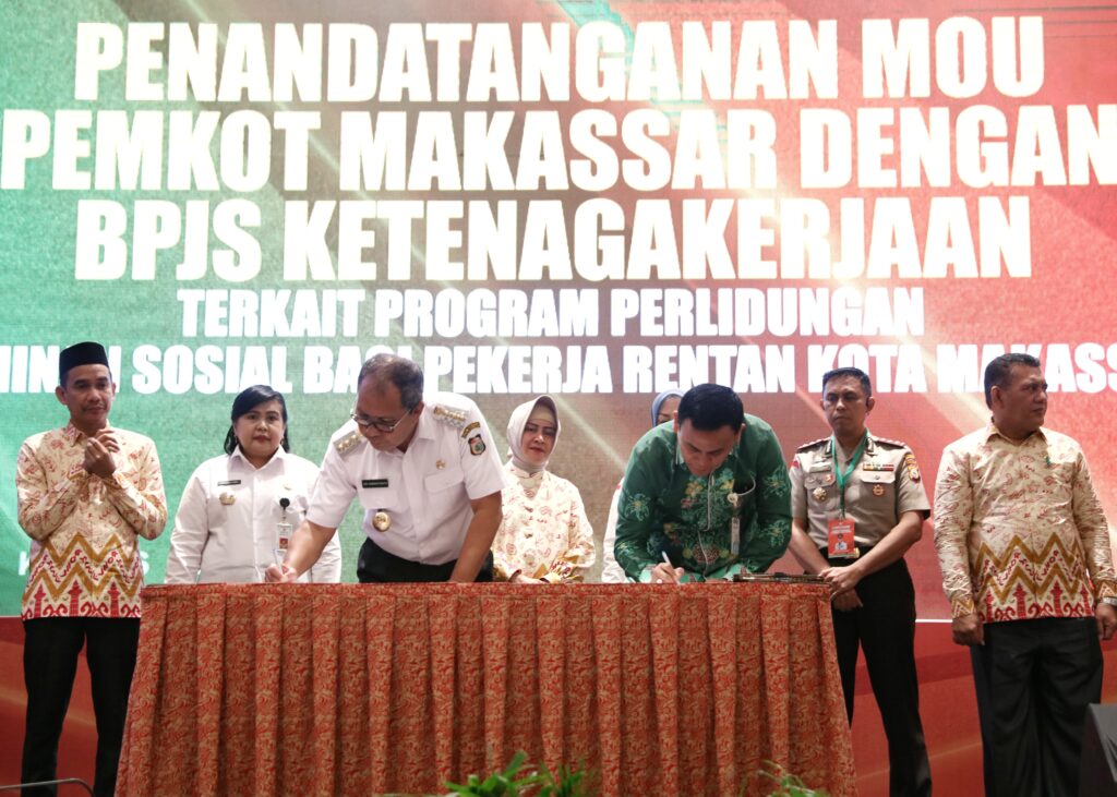 Wali Kota Makassar, Moh Ramdhan Pomanto, lakukan penandatanganan Memorandum of Understanding (MoU), bersama BPJS Ketenagakerjaan di Claro Hotel, Rabu (6/03/2024).