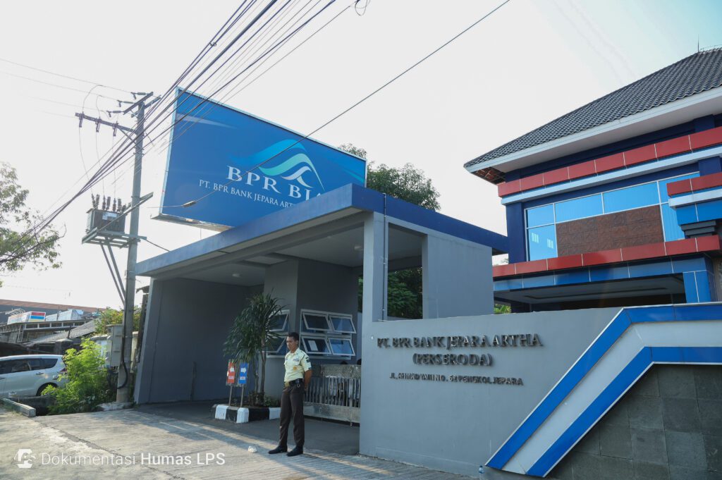 Kantor Bank Jepara Artha mengalami rush atau penarikan dana nasabah secara besar-besaran