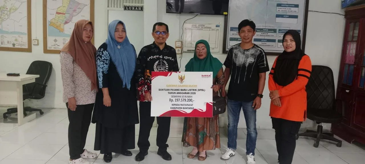 Gubernur Sulsel Salurkan Bantuan Pasang Baru Listrik untuk 130 Rumah Tangga di Gowa dan Bantaeng