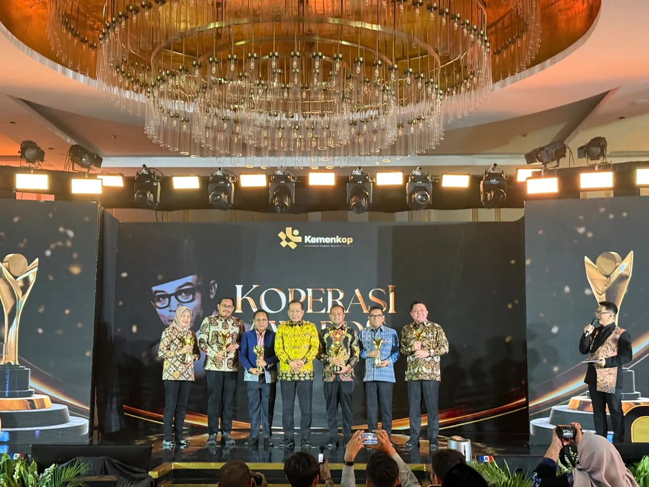 Koperasi Awards 2026, Gubernur Sulsel Terima Penghargaan Bakti Koperasi Nayaka Mahambara