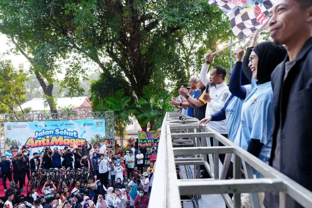 Gubernur Sulsel Andi Sudirman Sulaiman melepas peserta Jalan Sehat Anti Mager dan Kirab Swasembada Pangan di depan Rujab Gubernur Makassar
