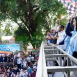 Gubernur Sulsel Andi Sudirman Sulaiman melepas peserta Jalan Sehat Anti Mager dan Kirab Swasembada Pangan di depan Rujab Gubernur Makassar