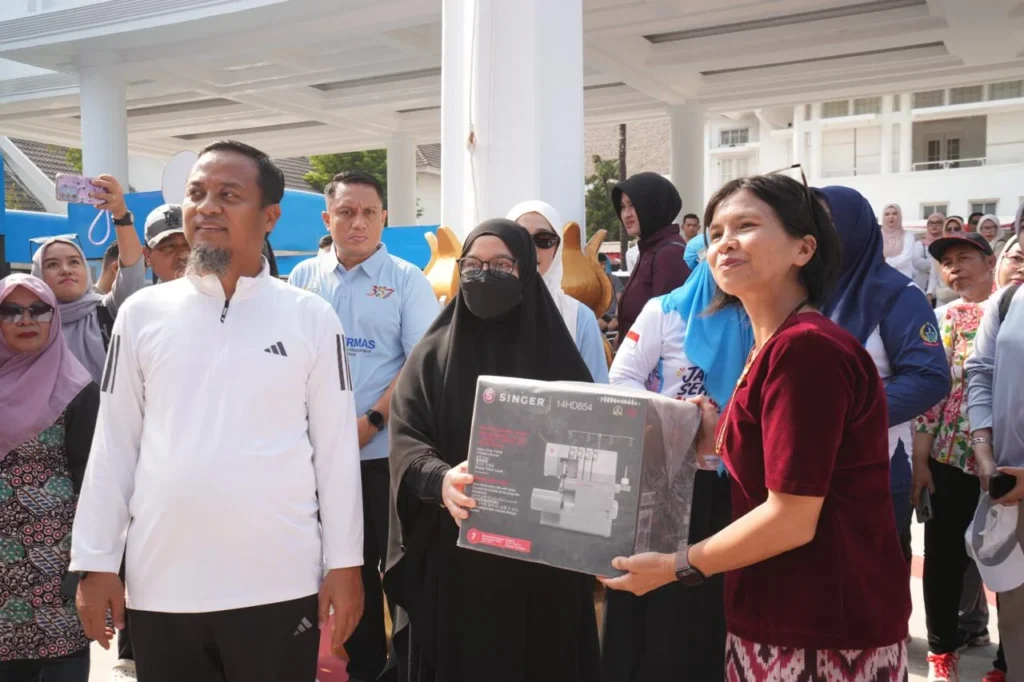 Ketua TP PKK Sulsel Naoemi Octarina Sudirman menyerahkan bantuan peralatan usaha UMKM di Makassar
