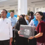 Ketua TP PKK Sulsel Naoemi Octarina Sudirman menyerahkan bantuan peralatan usaha UMKM di Makassar