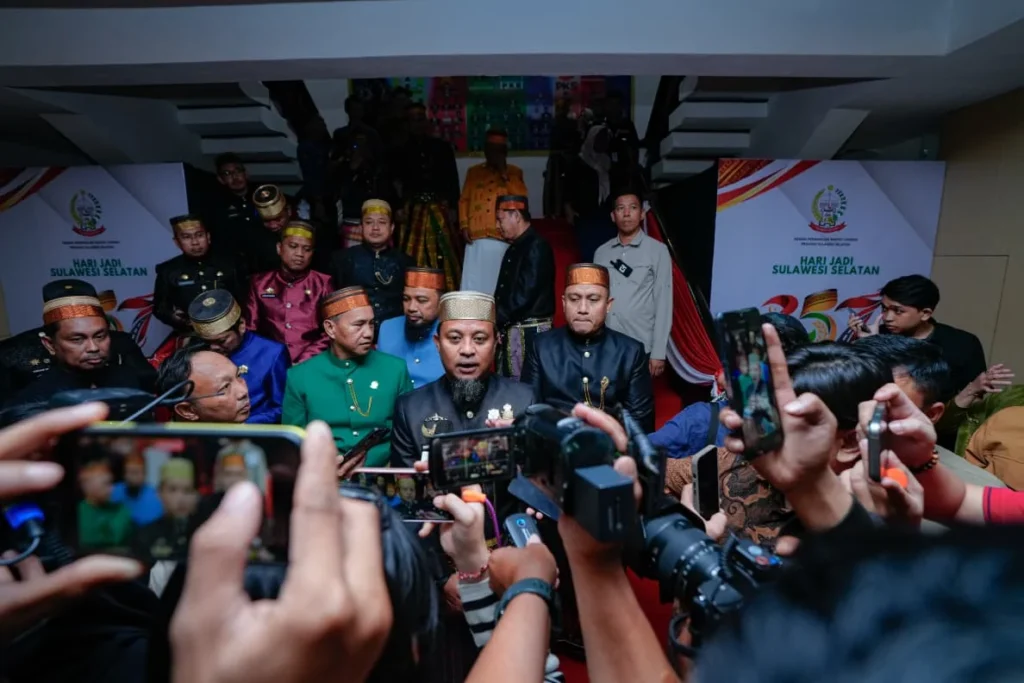 Gubernur Sulsel Andi Sudirman Sulaiman berpidato dalam Rapat Paripurna Hari Jadi ke-357 Sulsel di Gedung DPRD Makassar